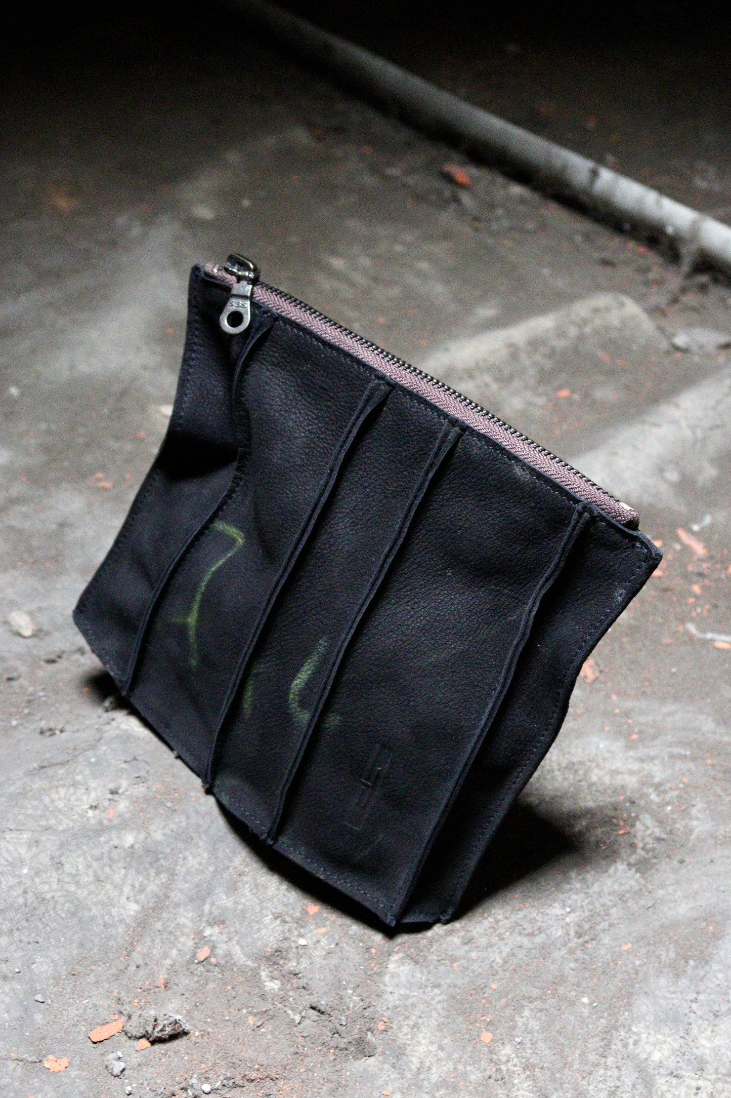 vertical crystal pouch