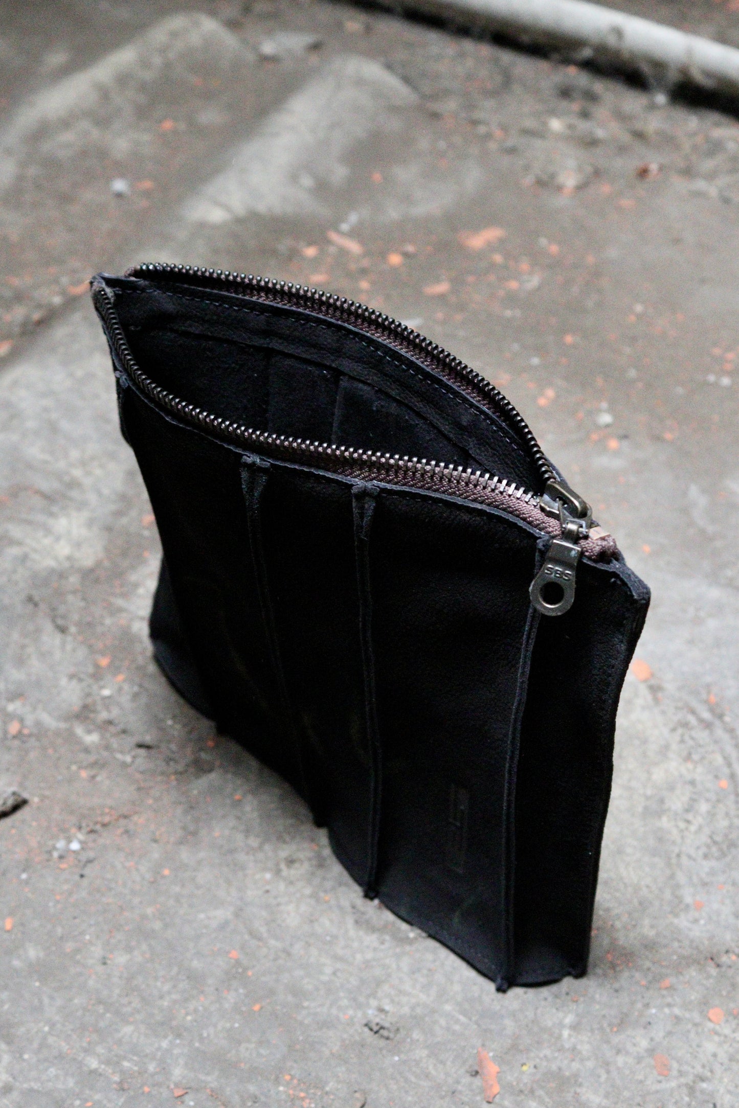 vertical crystal pouch
